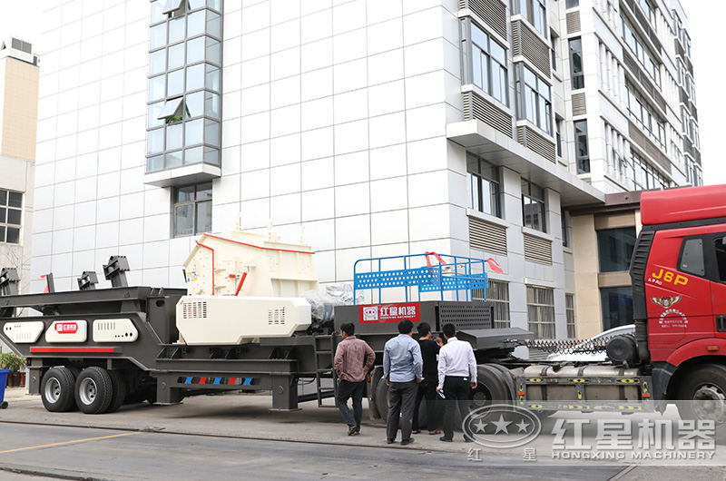 山西用戶訂購的移動破碎機(jī)裝車發(fā)貨