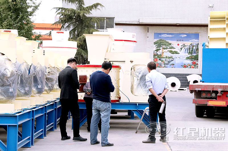 客戶來廠考察復(fù)合式破碎機(jī)
